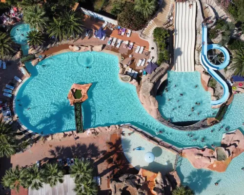 Blick von oben auf das Schwimmbad des Campingplatzes Roan Les Sables d'Or.