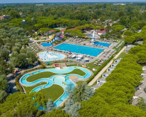 Übersicht über die Pools auf dem Campingplatz Roan Marina Julia Camping Village.