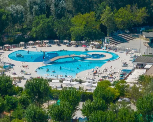 Drohnenaufnahme des Swimmingpools auf dem Roan-Campingplatz Adriano Family Collection.