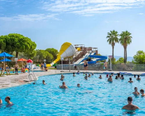 Wasserrutschen auf dem Campingplatz Vilanova Park in Roan.
