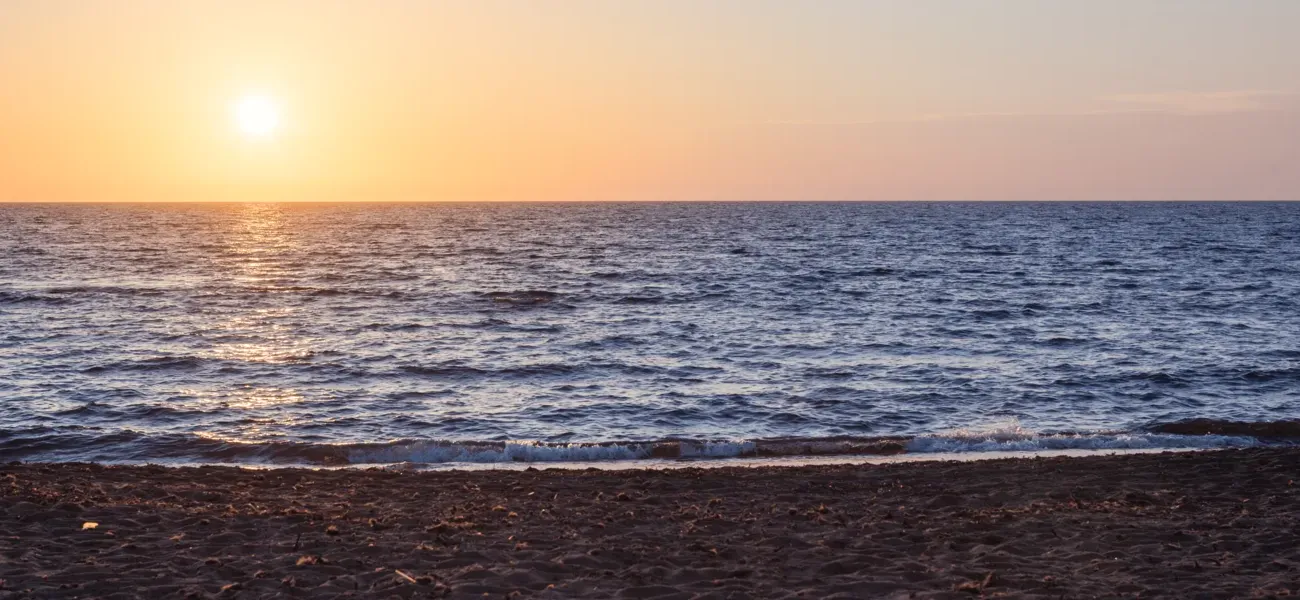 Sonnenuntergang am Strand an der toskanischen Küste.