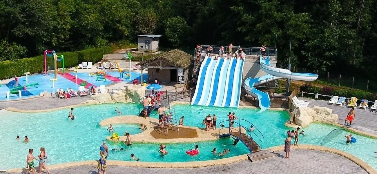Schwimmbad mit Rutsche auf dem Campingplatz Le Val de Bonnal.