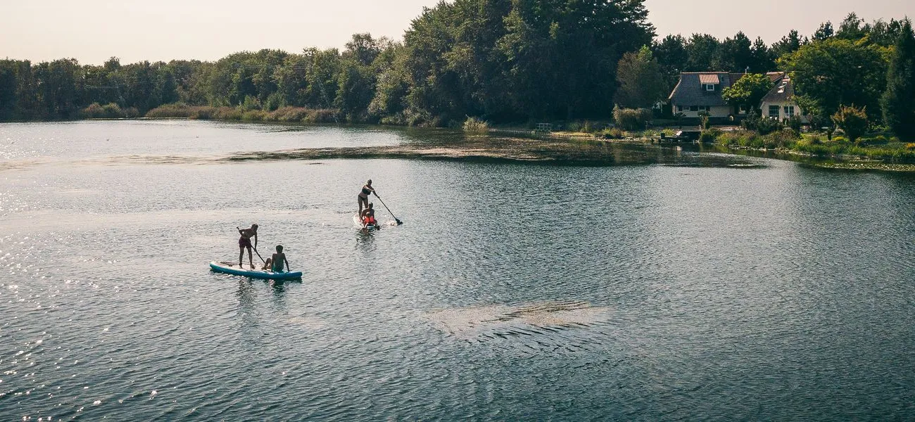 Menschen beim Essen an einem großen See in den Niederlanden.