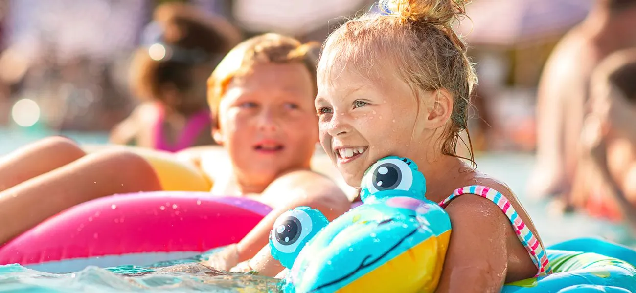 Menschen im Pool auf einem Roan-Campingplatz.