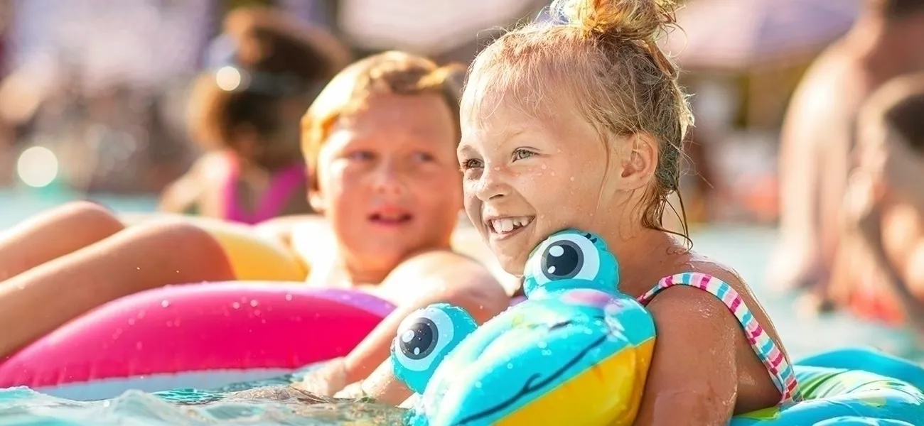 Kinder vergnügen sich im Pool des Campingplatzes Roan.