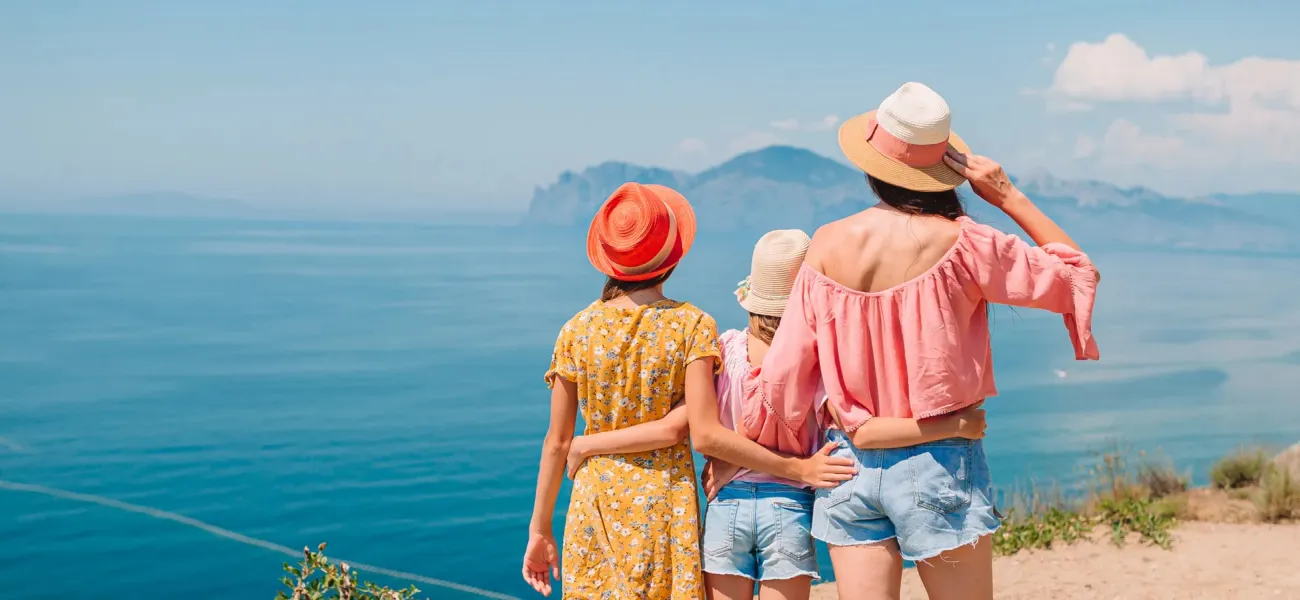 Urlauber blicken in der Nähe eines Roan-Campingplatzes auf das Meer.