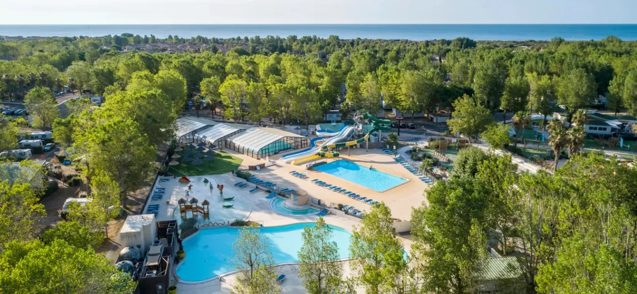 der Schwimmbadkomplex auf dem Campingplatz Domaine de la Yole.