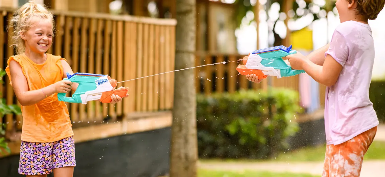 Spielende Kinder auf dem Campingplatz.