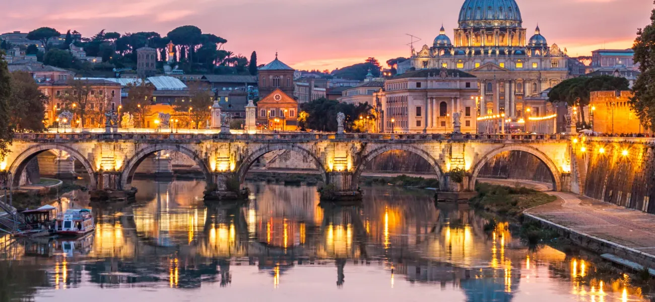 Der Petersplatz in Rom bei Nacht.