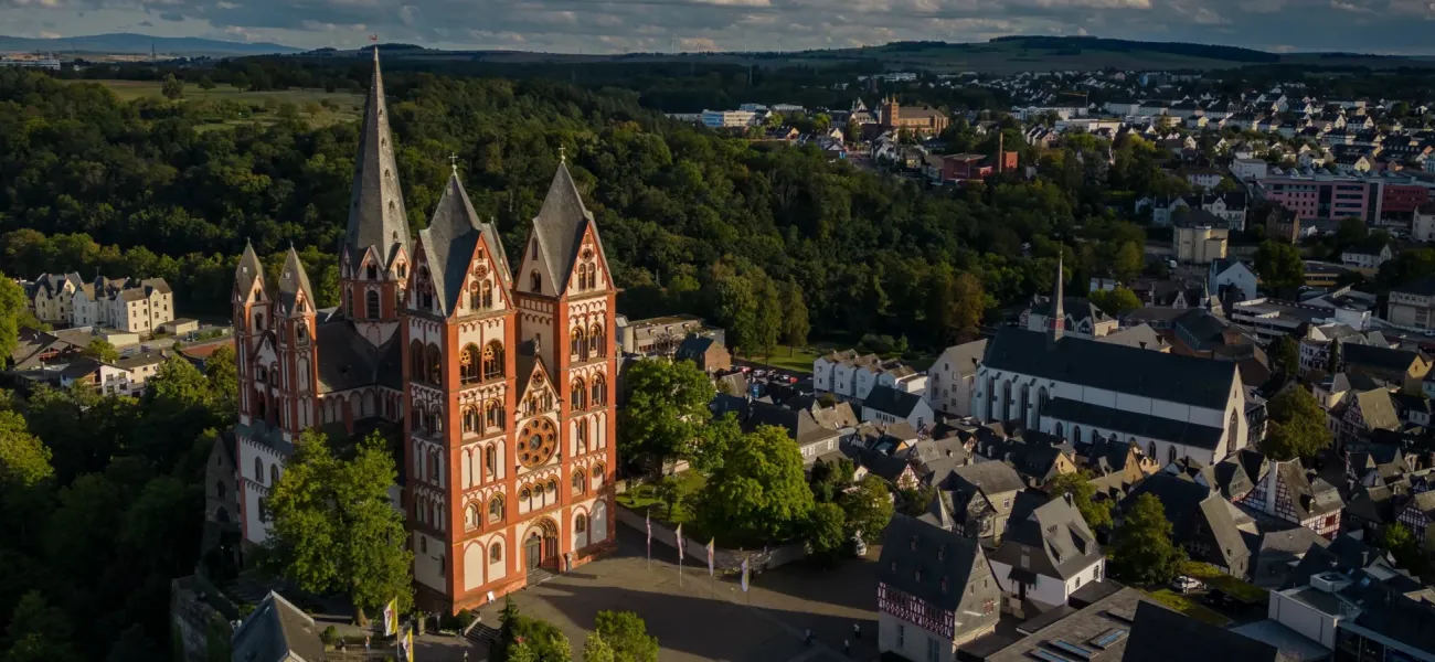 Eine Luftaufnahme des Limburger Doms in Limburg.