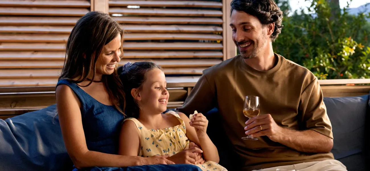 Familie beim Abendessen im Roan-Mobilheim.