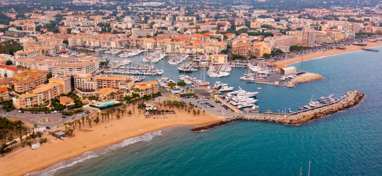 Panoramaaufnahme der Küste und der Stadt Fréjus.