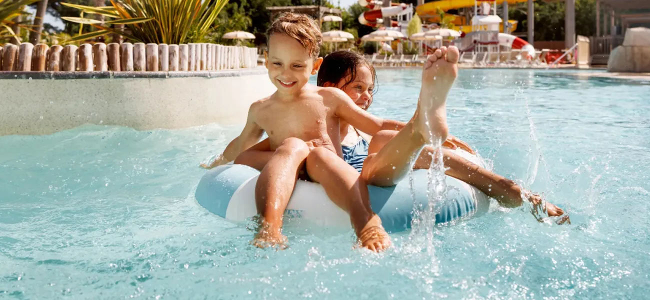Menschen im Pool auf einem Roan-Campingplatz.