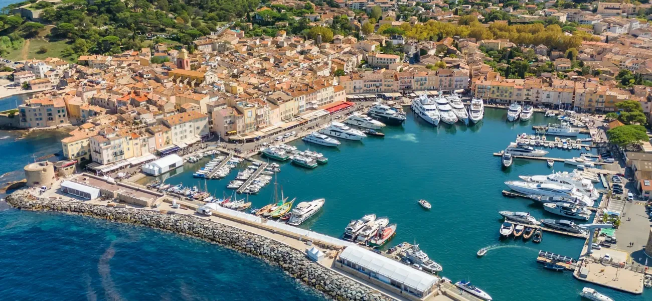 Luftaufnahme von Saint-Tropez an der Côte d’Azur im Département Alpes-Maritimes.