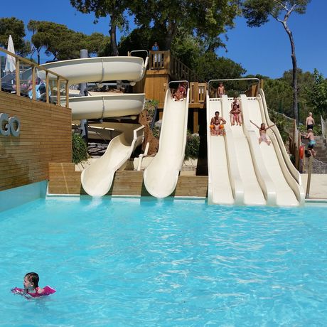 Campingplatz mit Wasserrutsche direkt am Meer