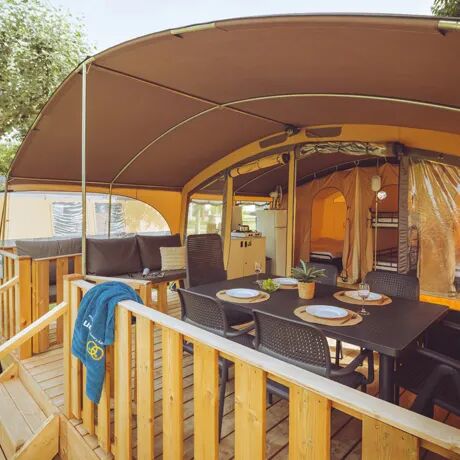 In einem luxuriösen Lodgezelt mit Last-Minute-Angeboten übernachten