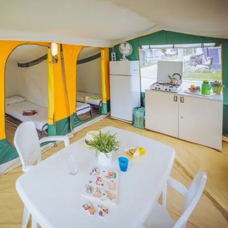In einem Bungalowzelt mit Last-Minute-Rabatt